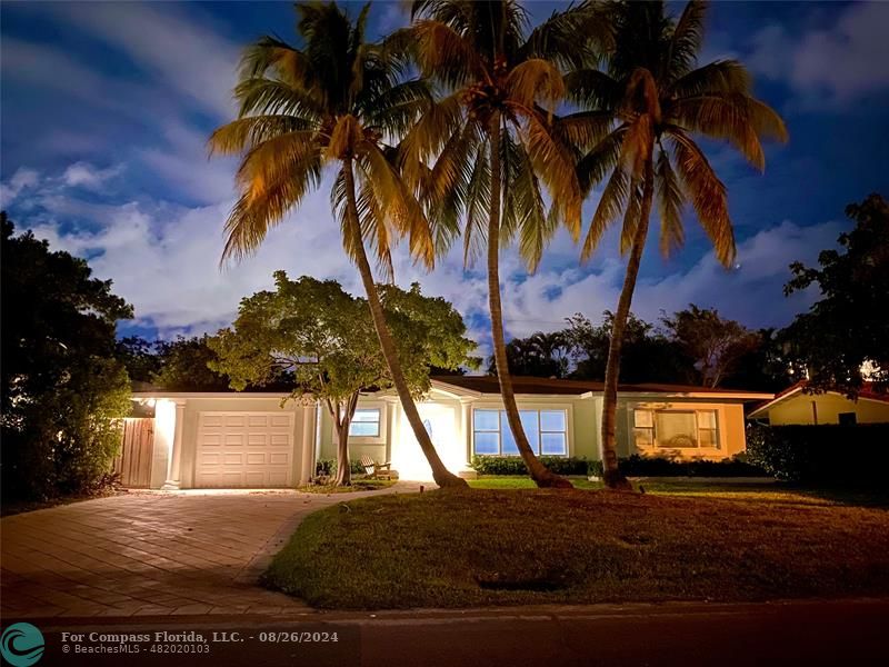 a view of a yard with a house