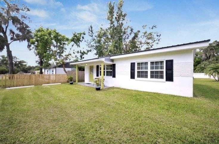 a view of a house with a backyard