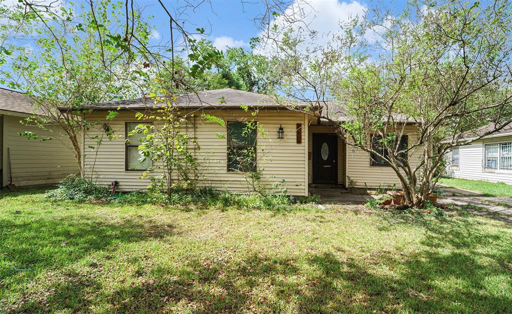 a view of a house with a tree