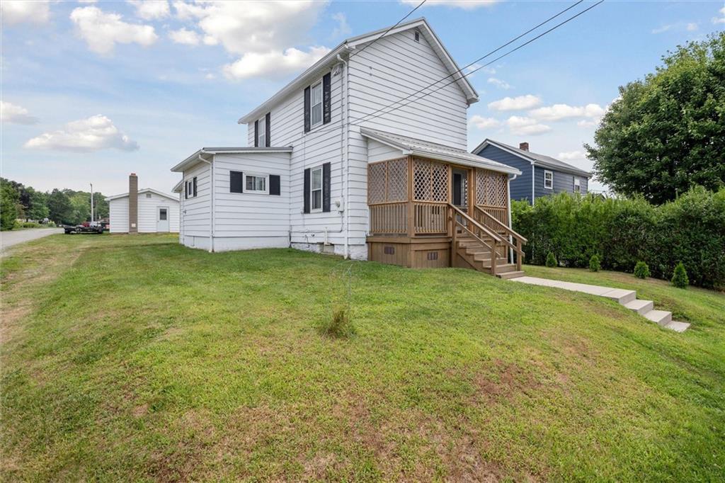 a view of a house with a yard