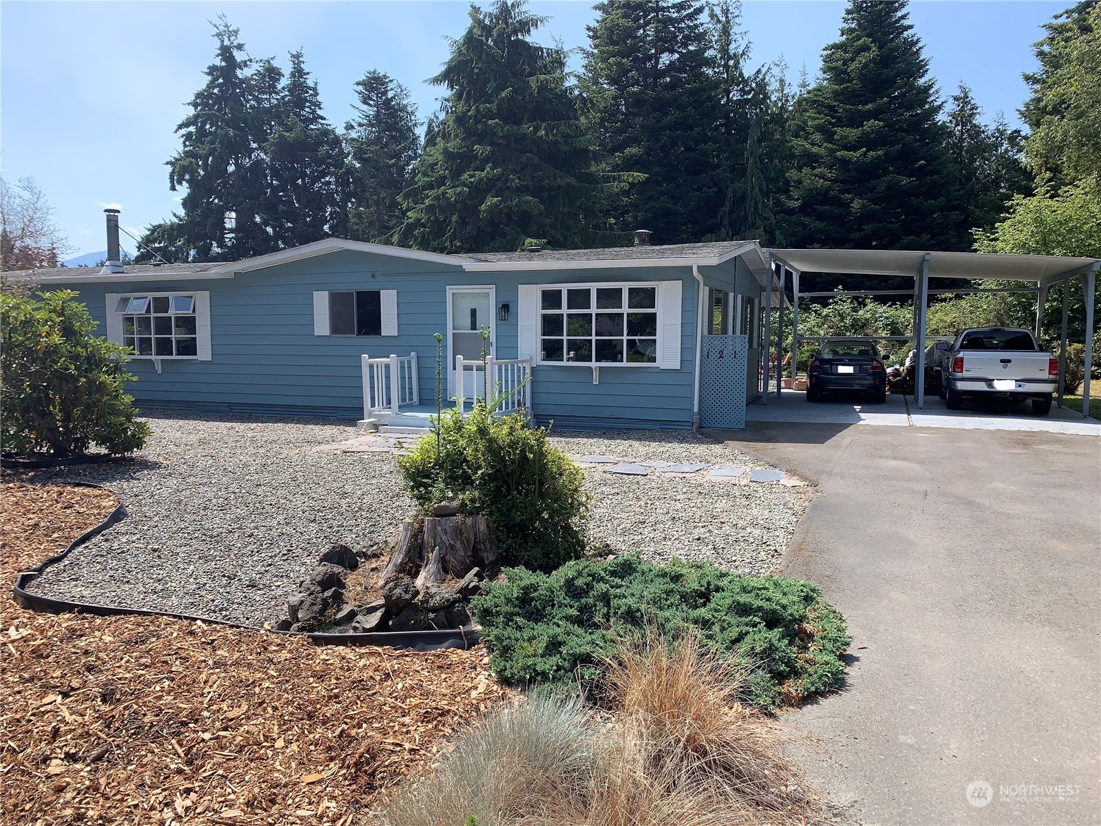 a view of a house with backyard and garden