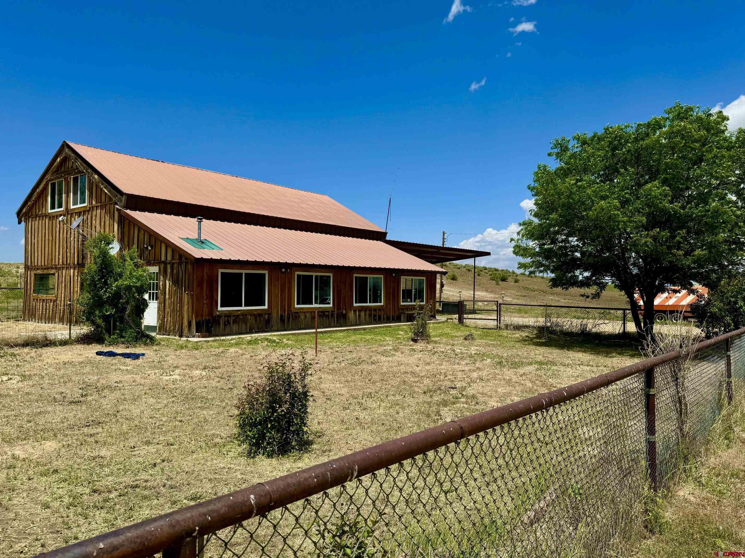 a view of a house with backyard