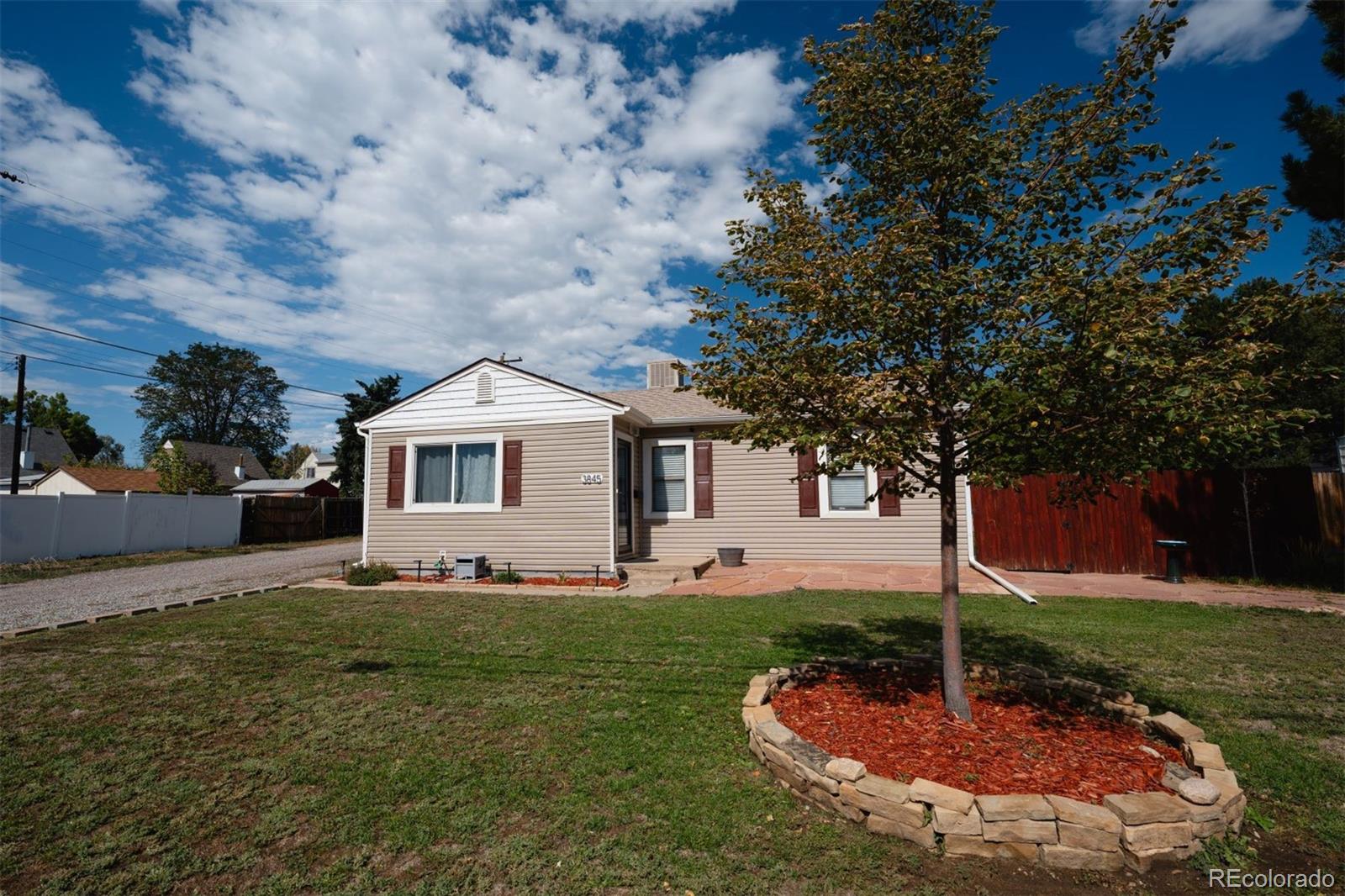 a view of a house with a yard