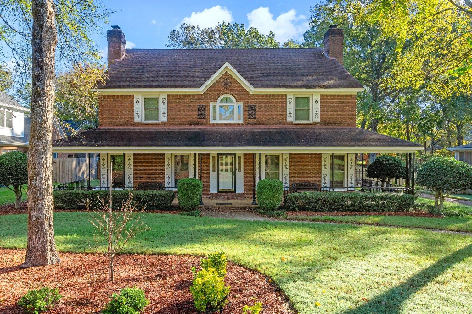 View of front facade with a front lawn