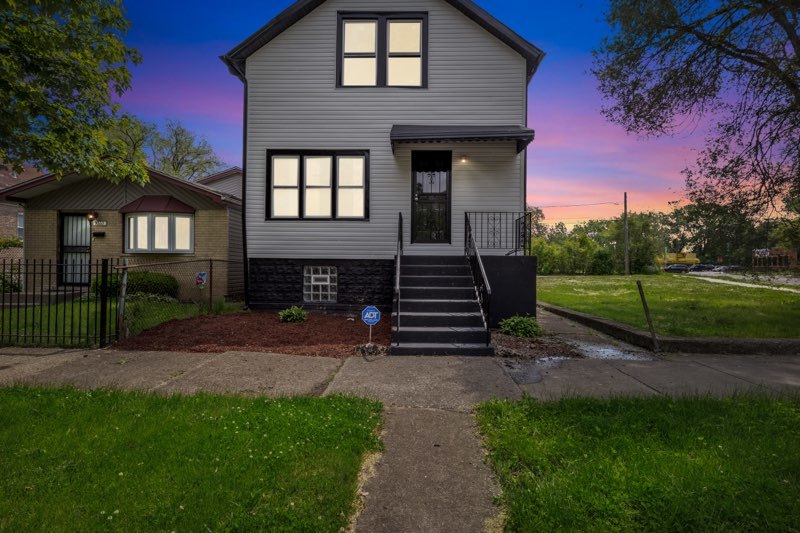 a view of a house with a yard