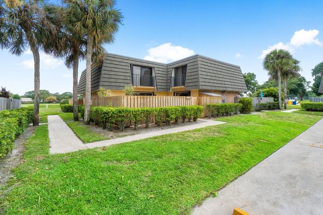 $312,500 | 2002 20th Way | The Villages of Palm Beach Lakes