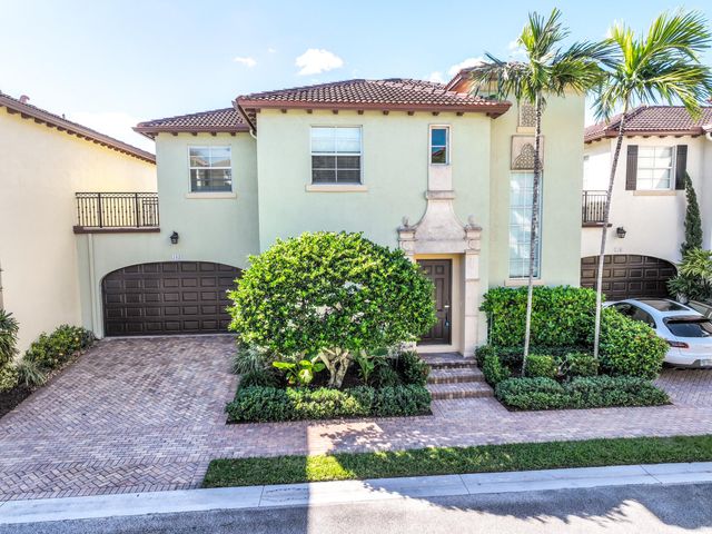 $895,000 | 104 Via Poinciana Lane | Royal Poinciana