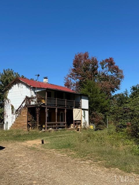 a view of a house with backyard and porch