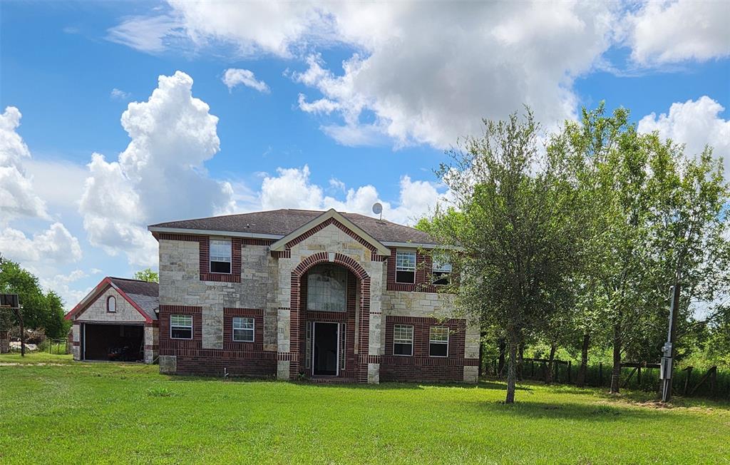 FRONT VIEW OF THE HOME.