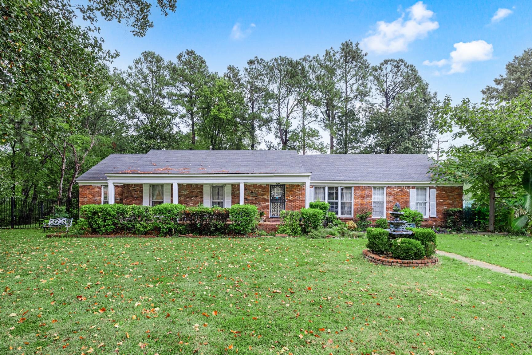 Single story home with a front yard