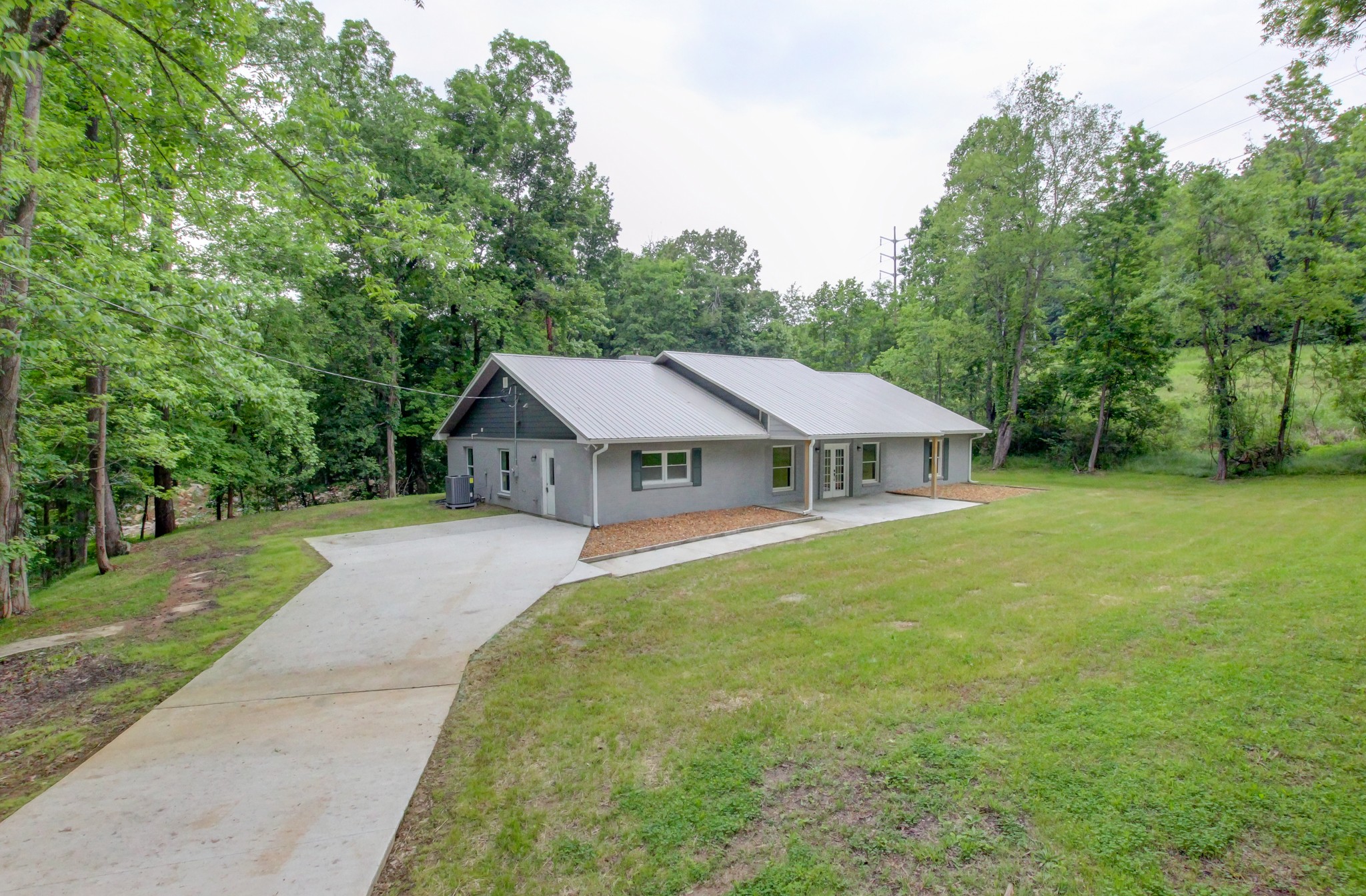 a view of a house with backyard and garden