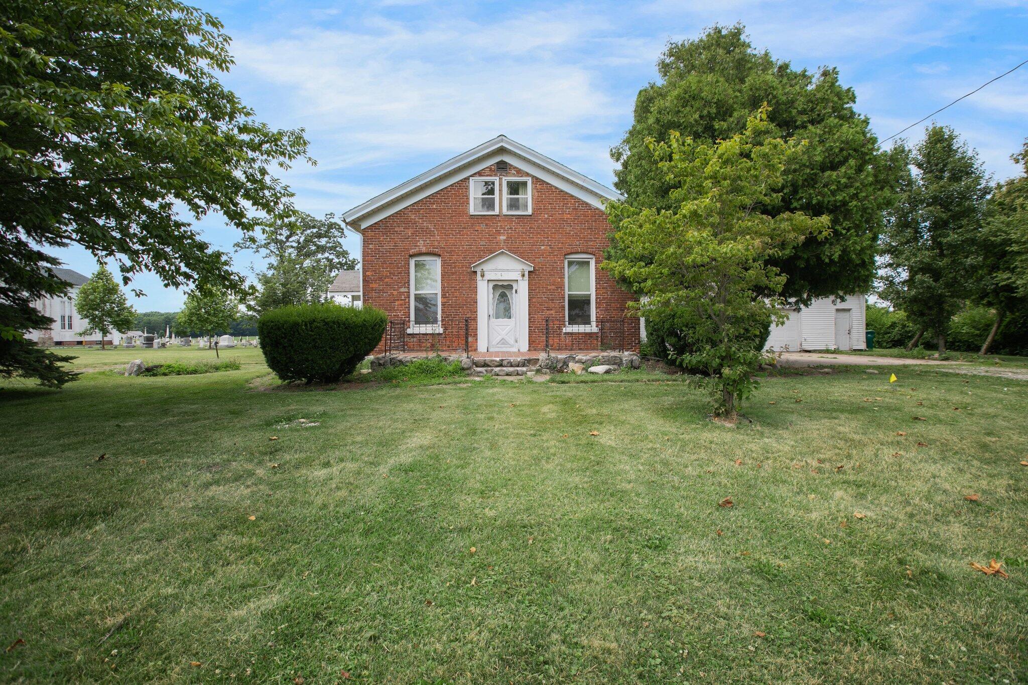 a view of house with a yard