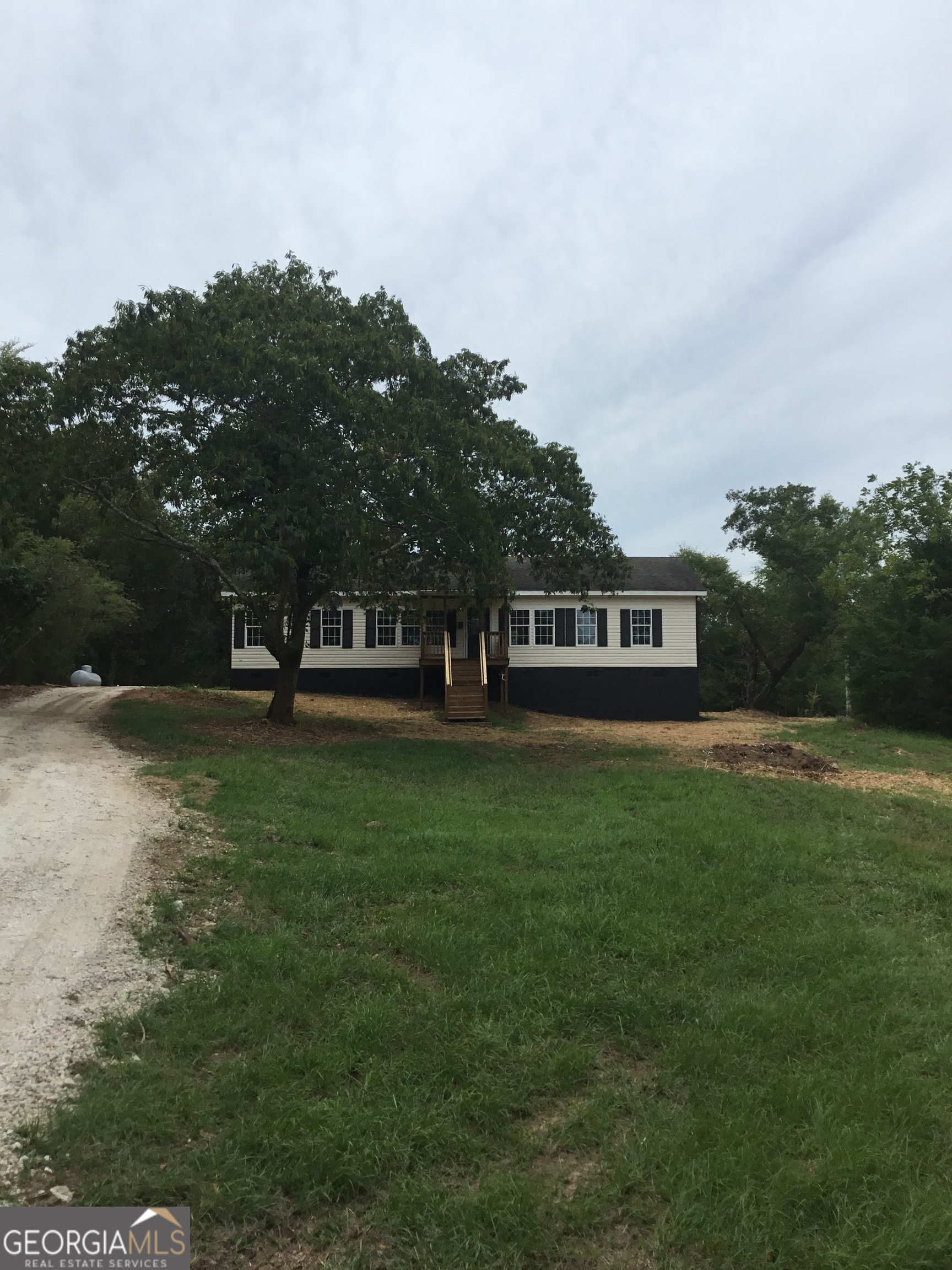 a view of a house with a yard