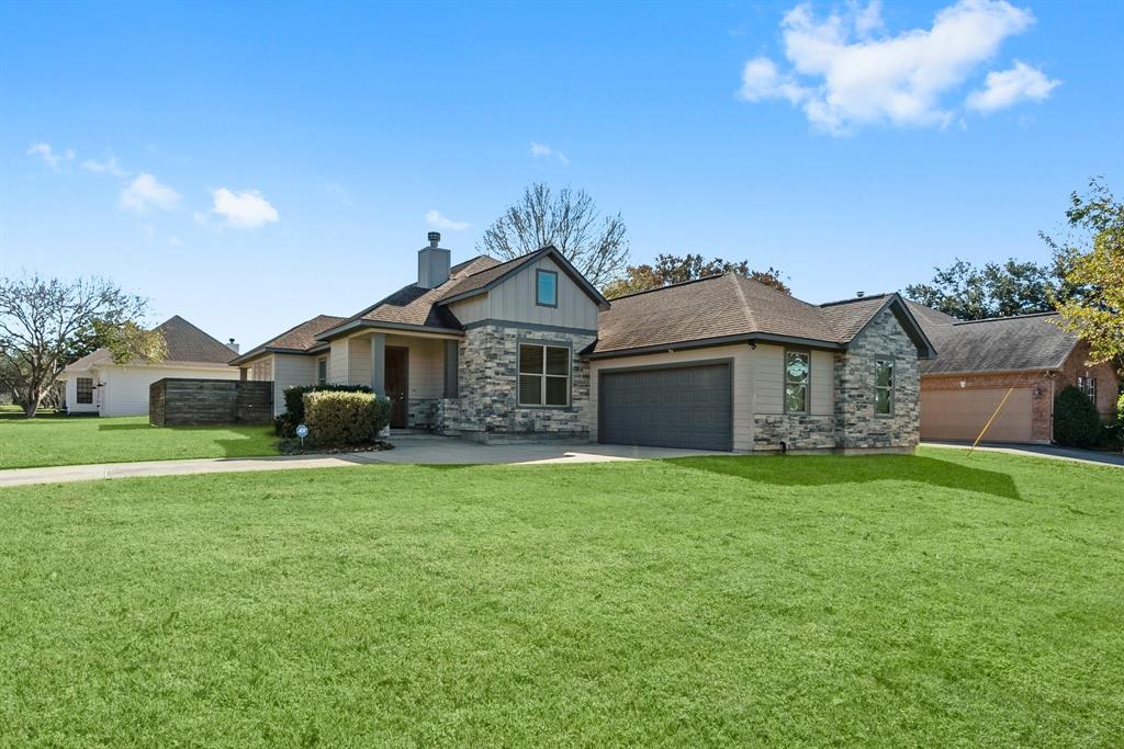 Lovely home in Seven Coves, Willis Texas