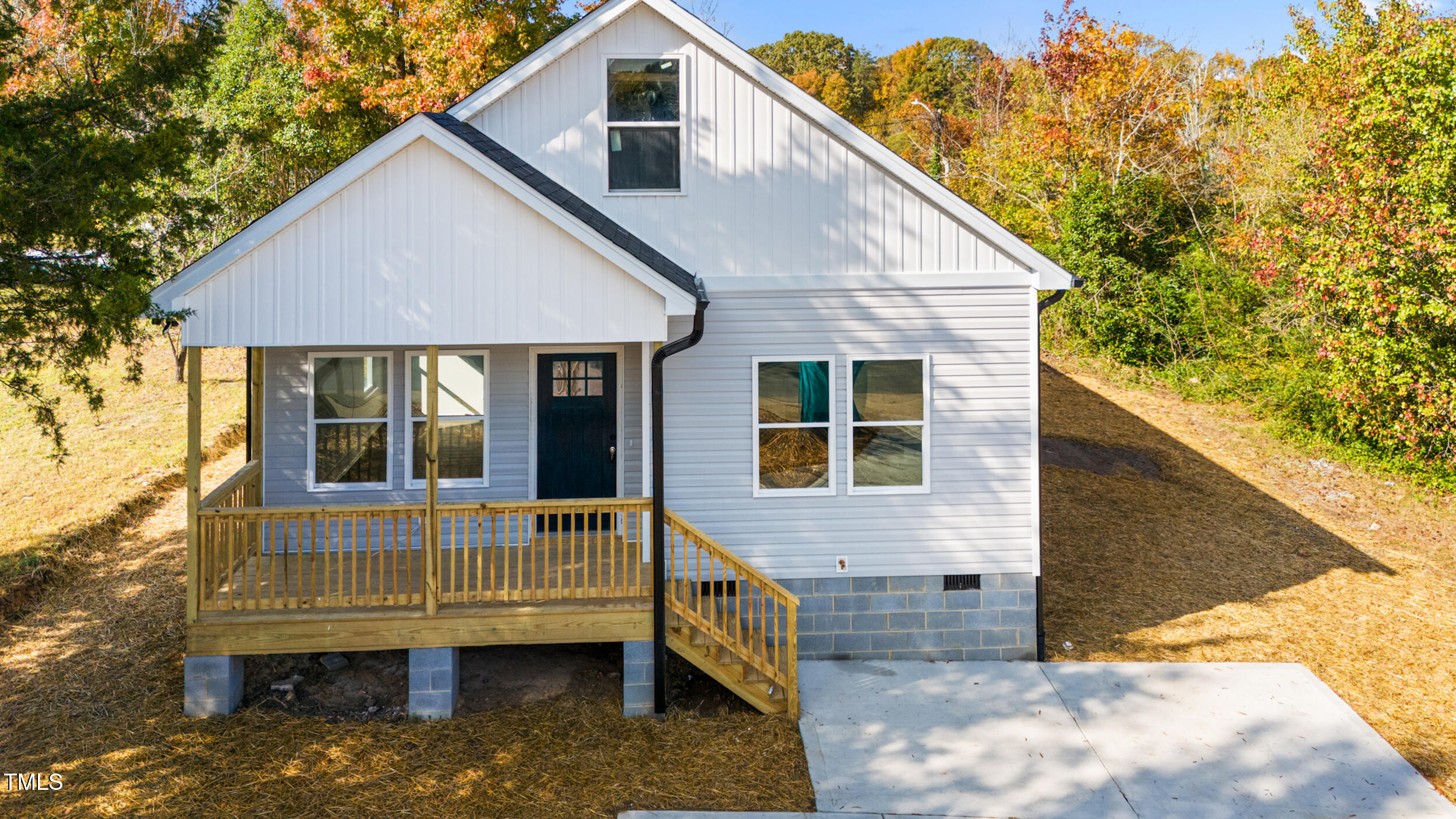 a view of house with a yard