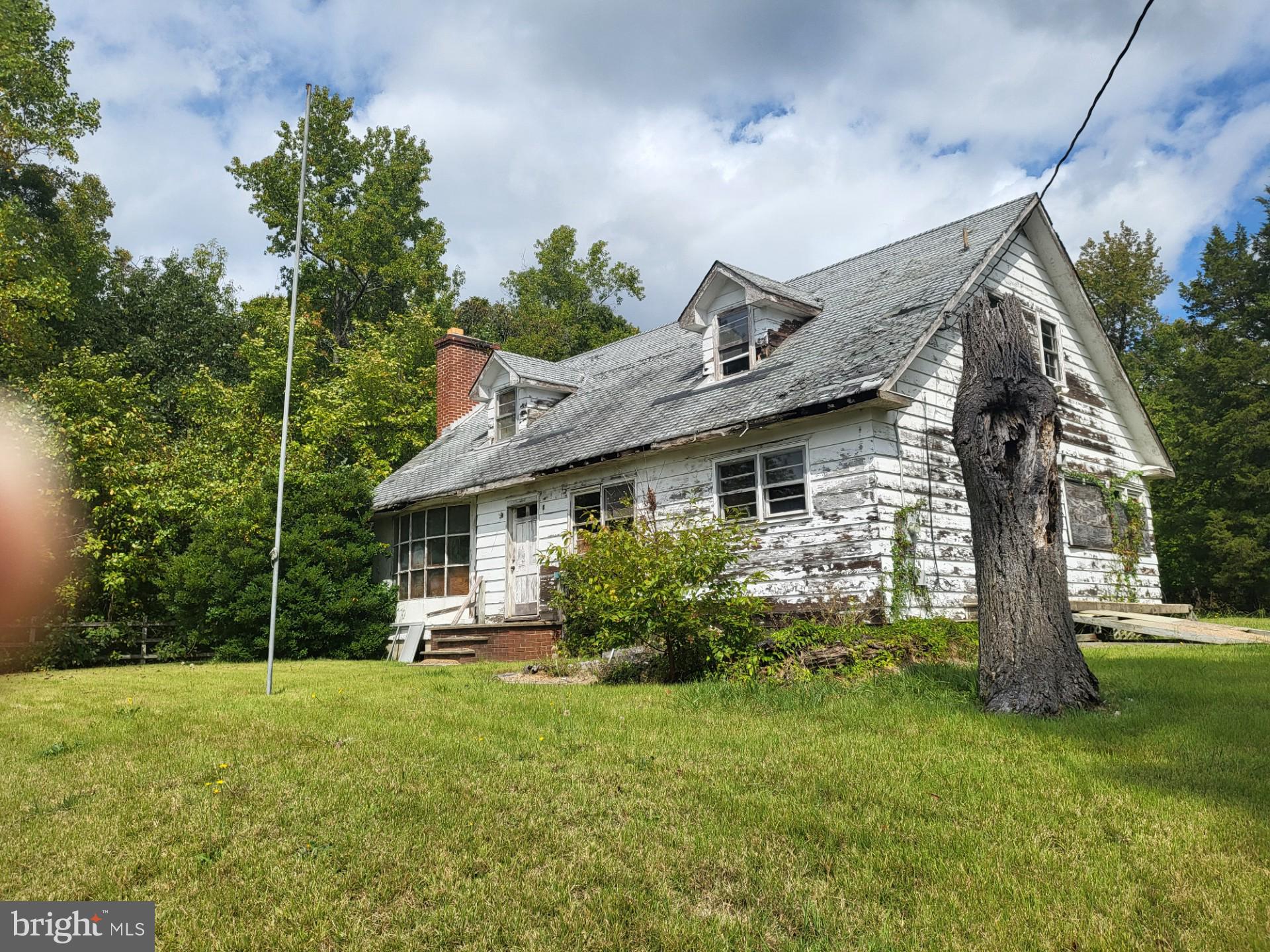 a view of a house with backyard and garden