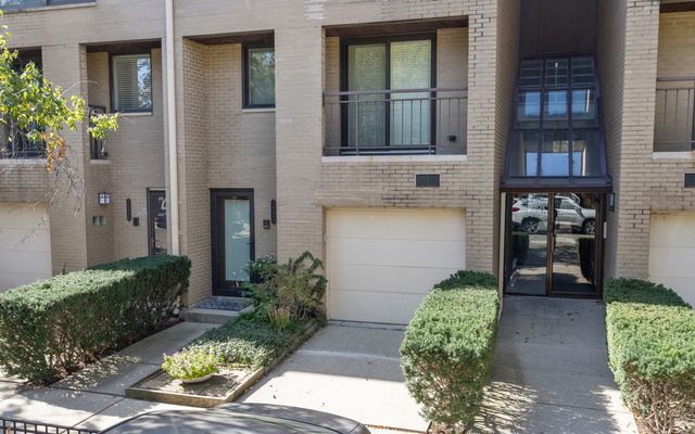 $562,500 | 1646 North Mohawk Street, Unit A | Lincoln Park