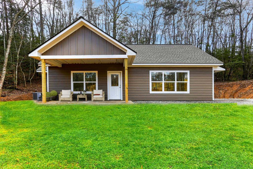 a view of a house with backyard