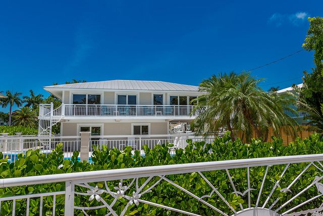 $2,650,000 | 230 West Seaview Drive | Plantation Island