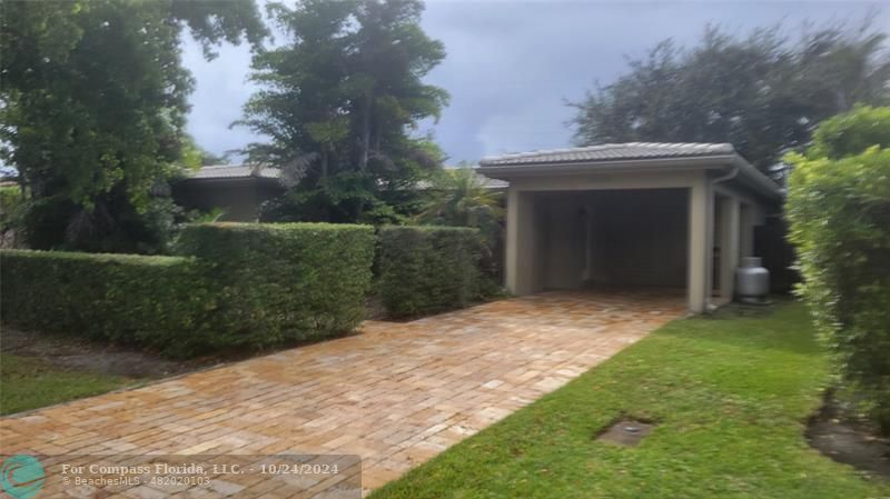 a view of an house with backyard and garden