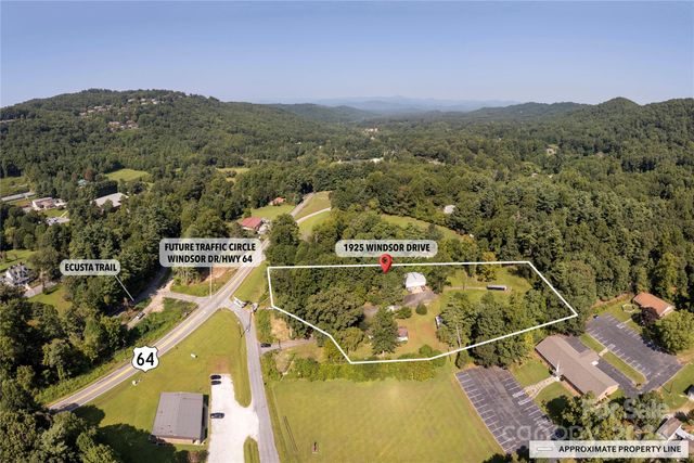 $795,000 | 1925 Windsor Drive | Hendersonville Township - Henderson County