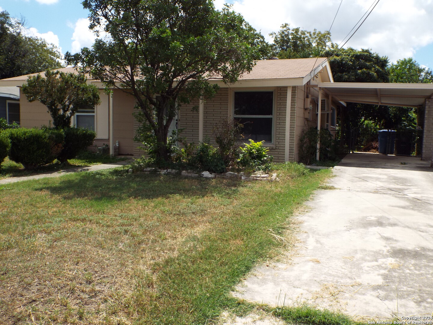 a front view of house with yard