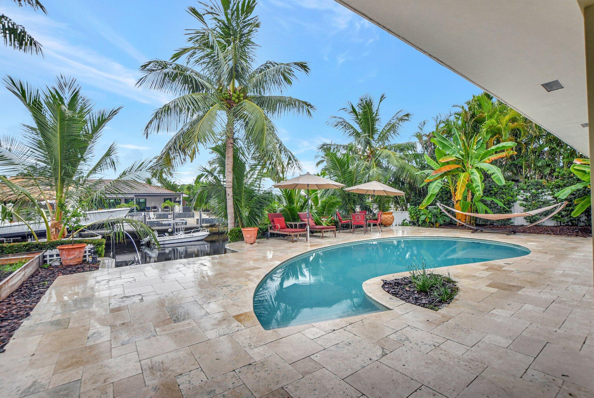 a view of outdoor space yard and porch