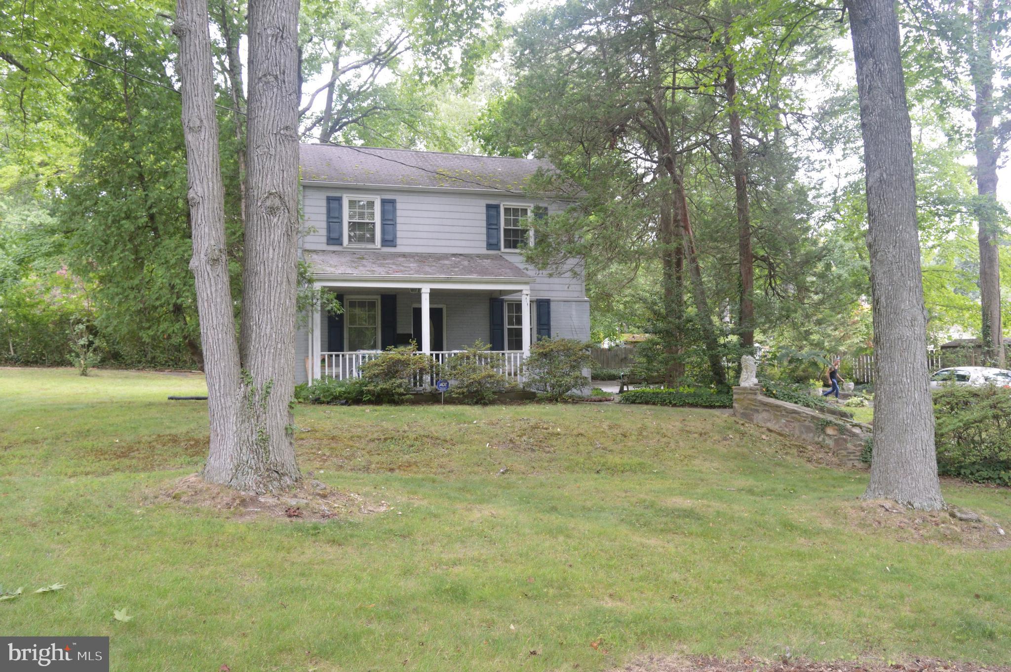 a view of a house with backyard and garden