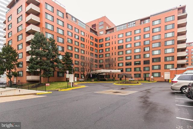 $1,900 | 1021 Arlington Boulevard, Unit 621 | River Place East