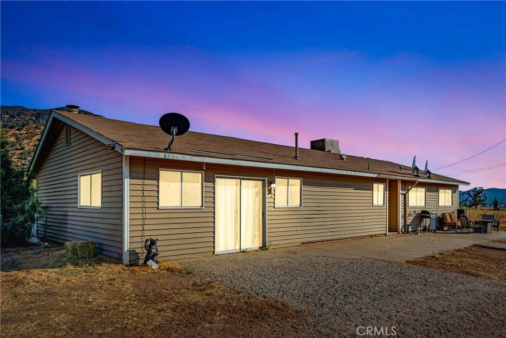 a view of a house with a backyard