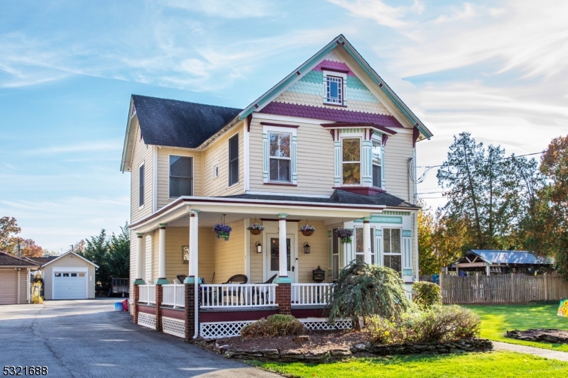 a front view of house with yard