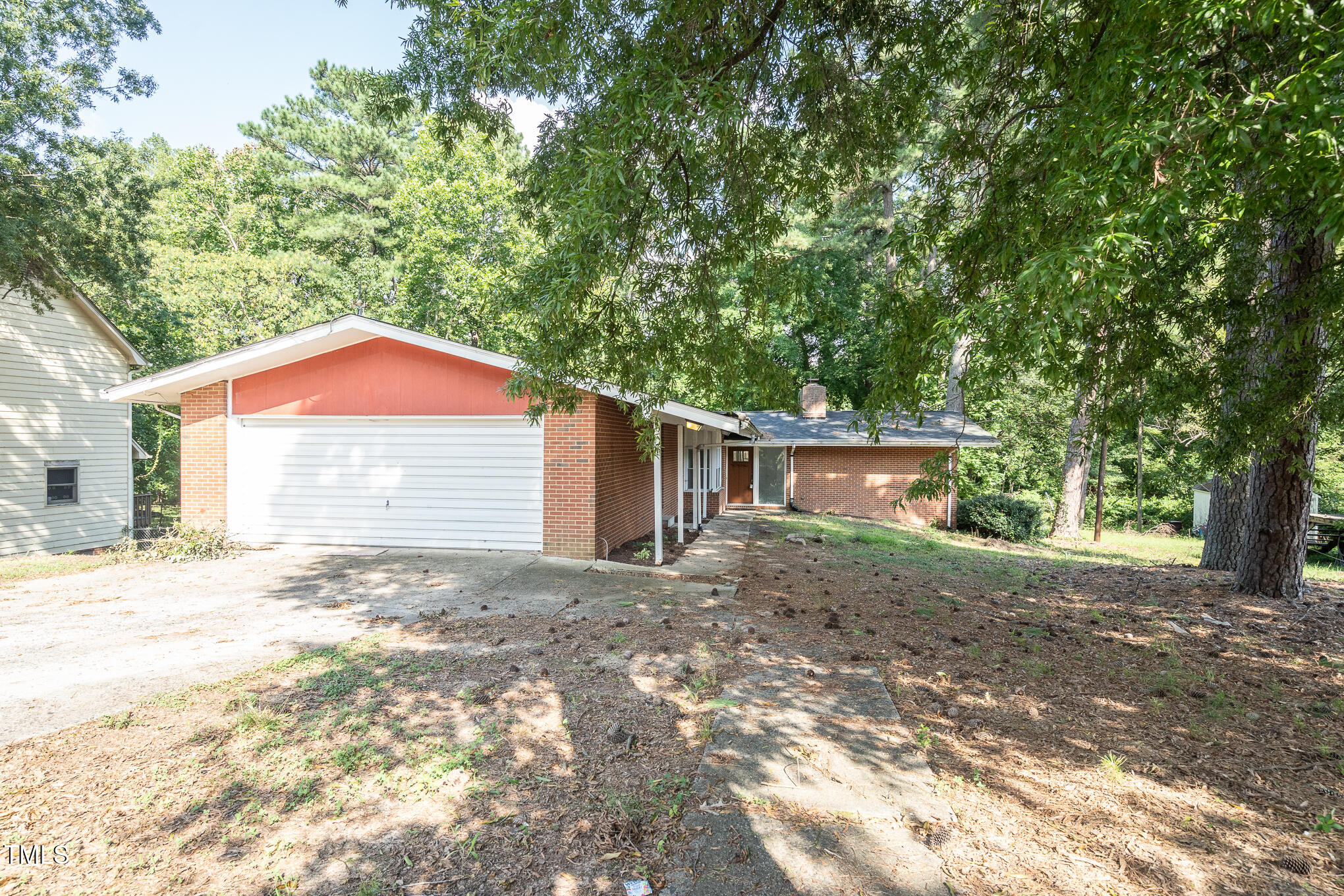 a backyard of a house with yard and tree