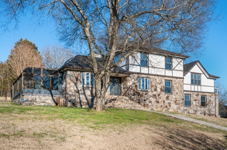 a view of a house with a yard