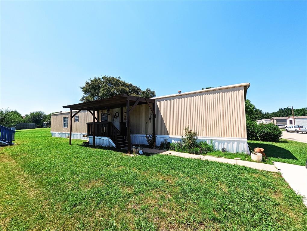 a view of a house with backyard and garden