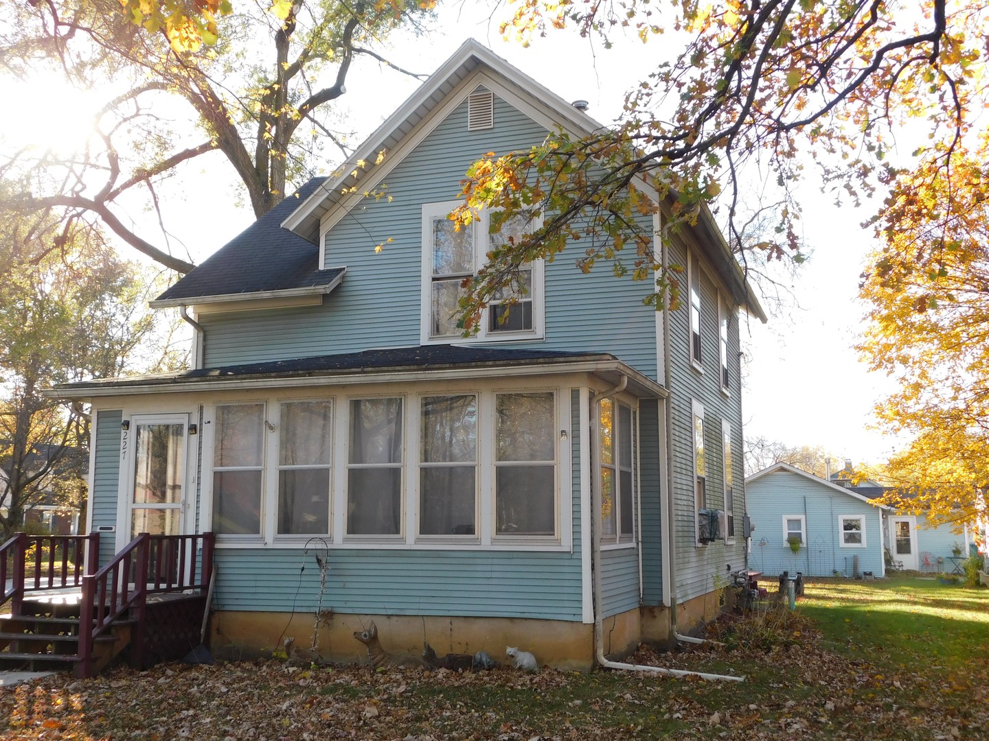 a view of a house with a yard