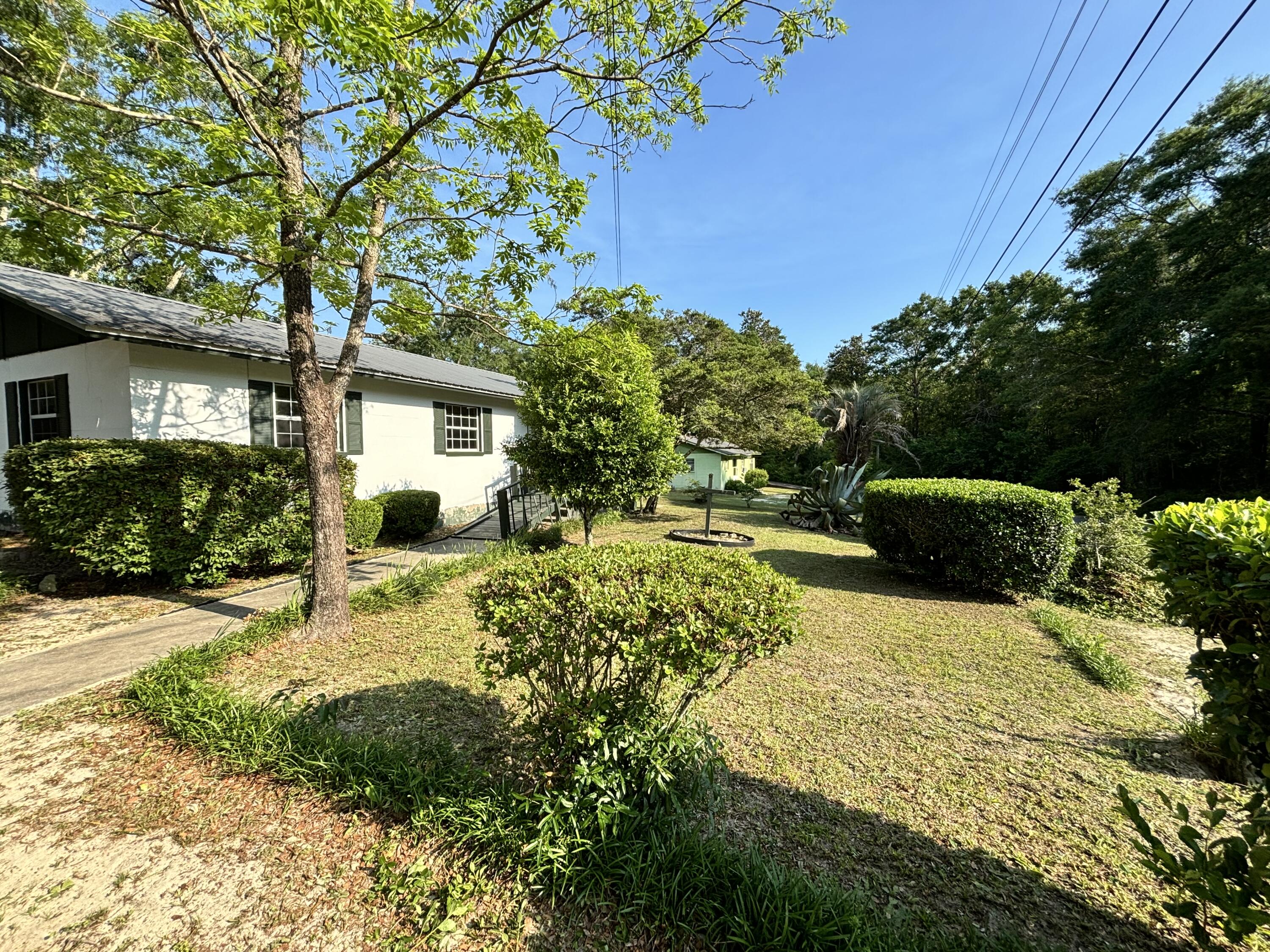 a view of backyard with a garden