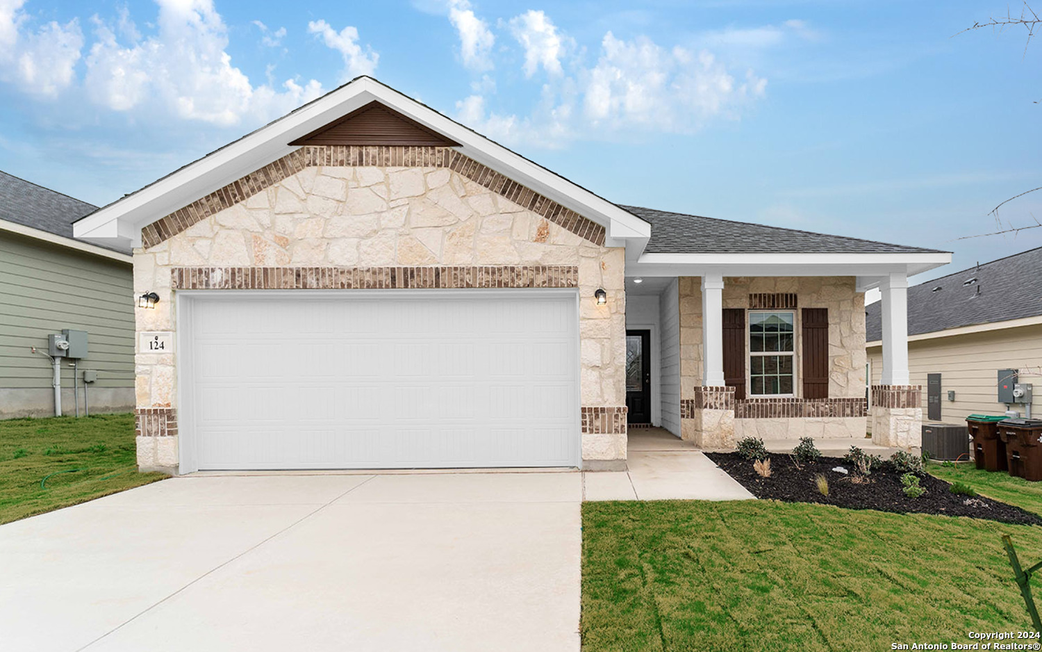 a view of a house with backyard