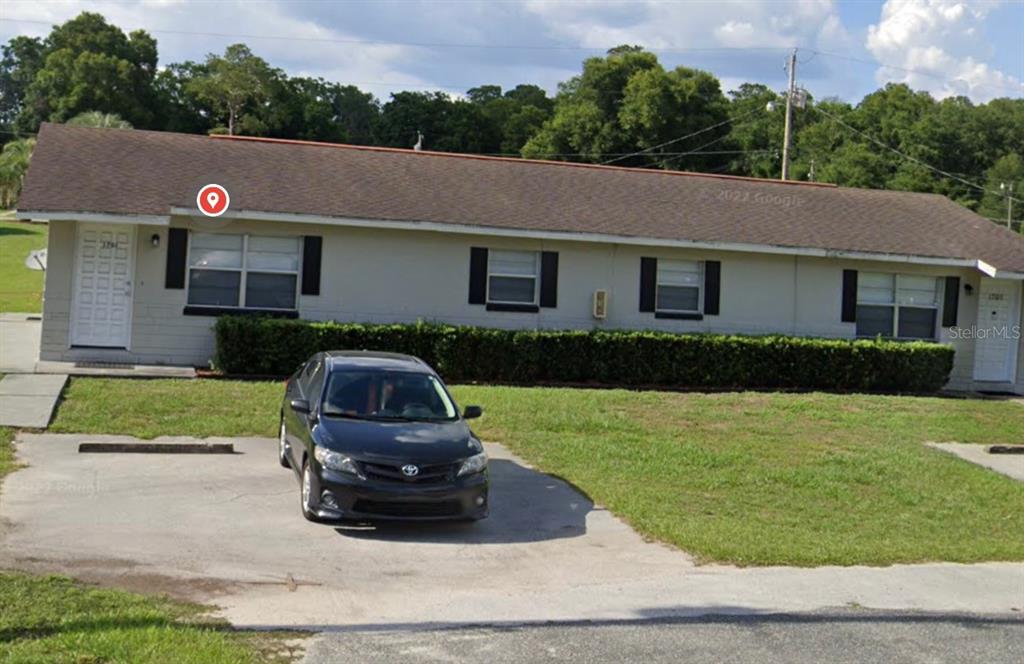 a view of a house with a yard