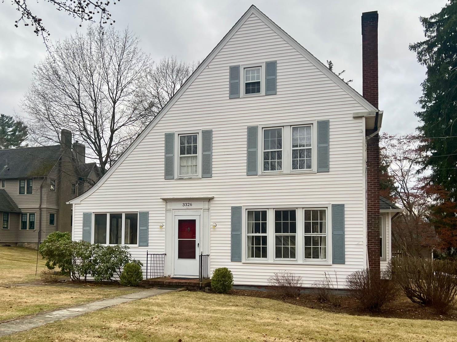 View of front facade featuring a front lawn