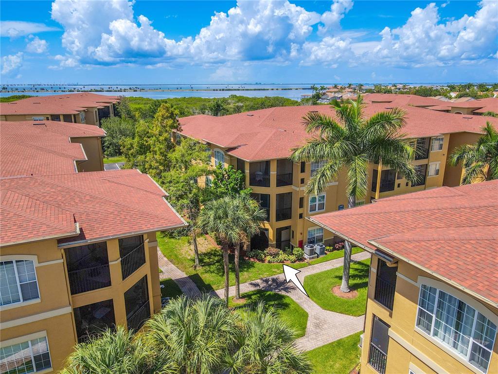 Move-in Ready!  2 bedroom, 2 bathroom, first floor unit is located in the gated Beachwalk Condo Community on Tampa Bay.