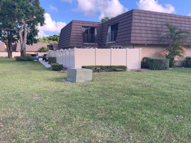 $2,495 | 7610 76th Way | The Villages of Palm Beach Lakes