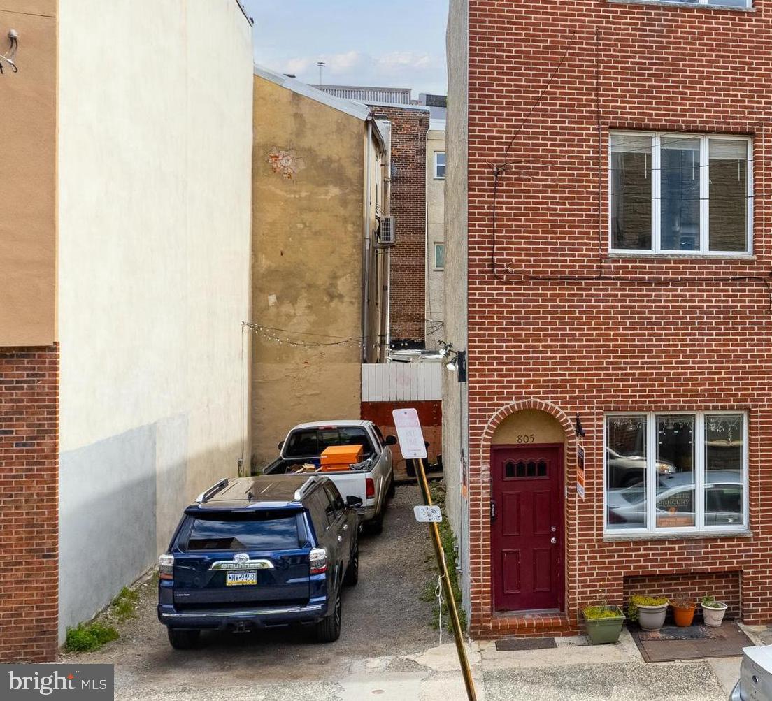 a car parked in front of a building