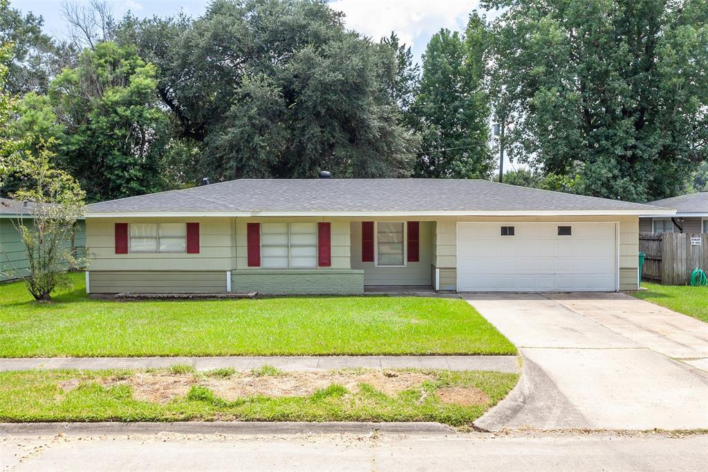 a view of a yard with a house