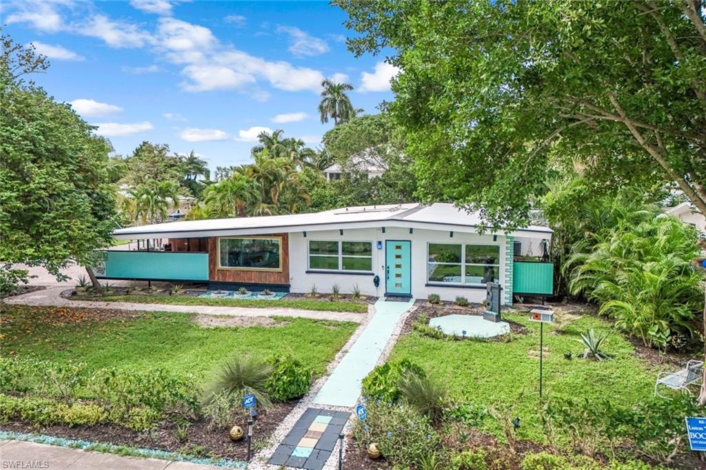 Mid Century Modern house featuring a front yard