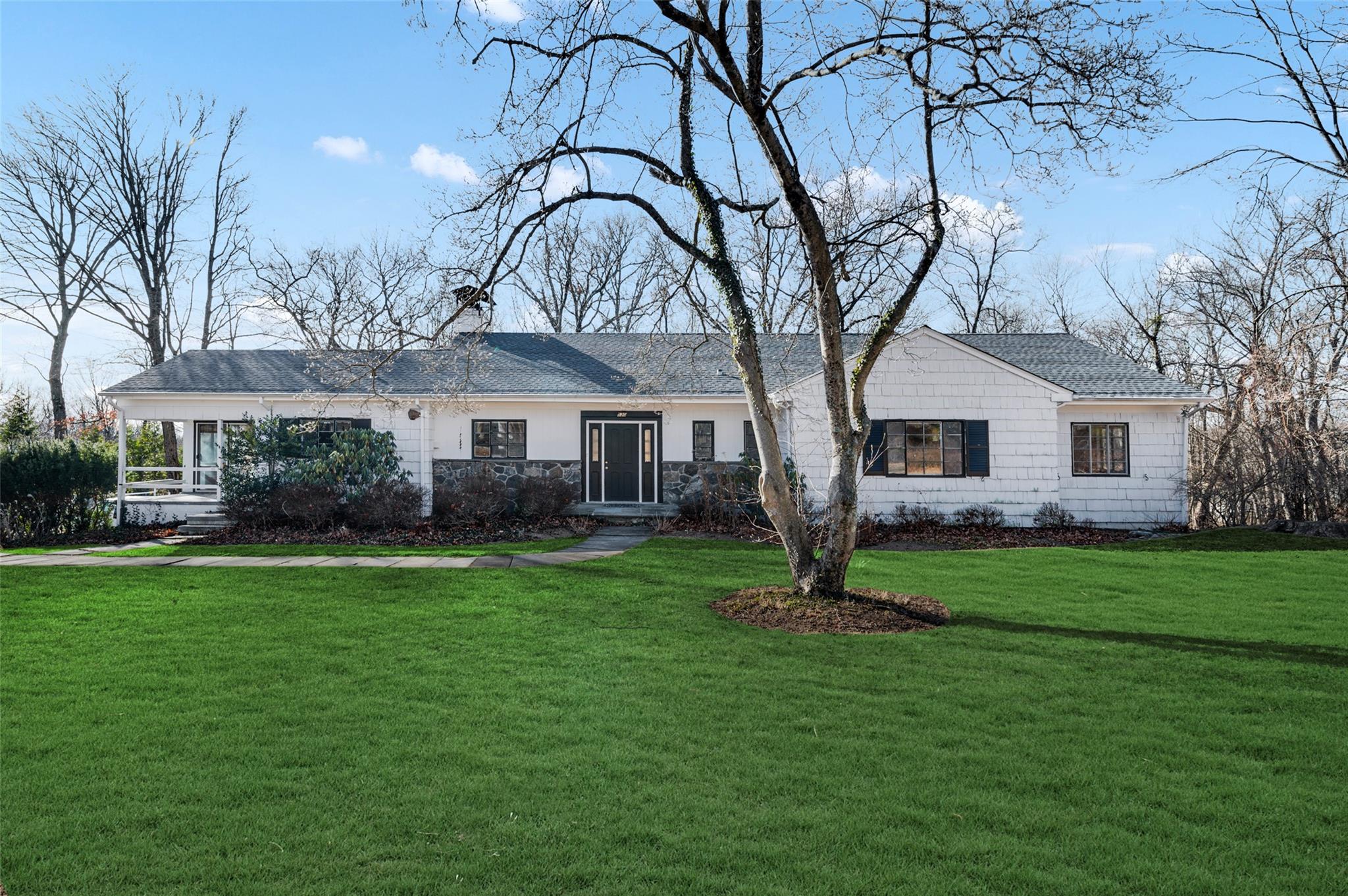 Ranch-style house featuring a front yard