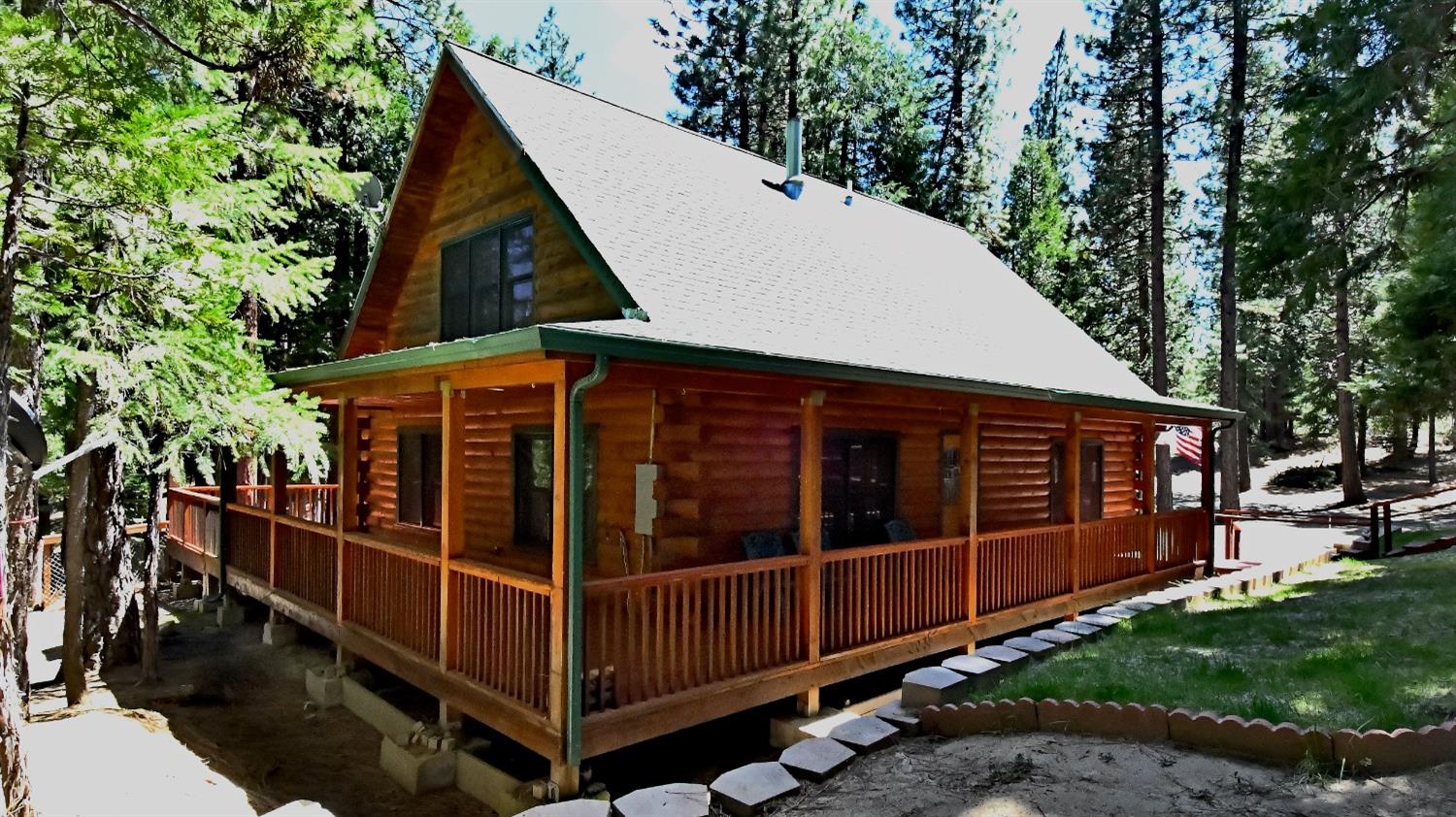 a view of a house with backyard