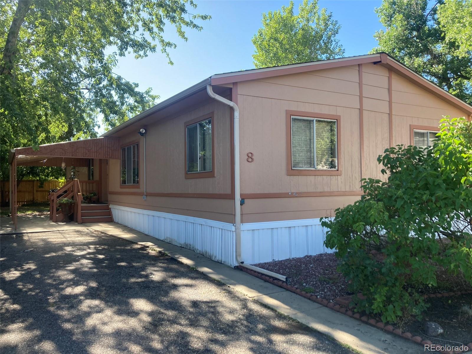 a view of a house with backyard