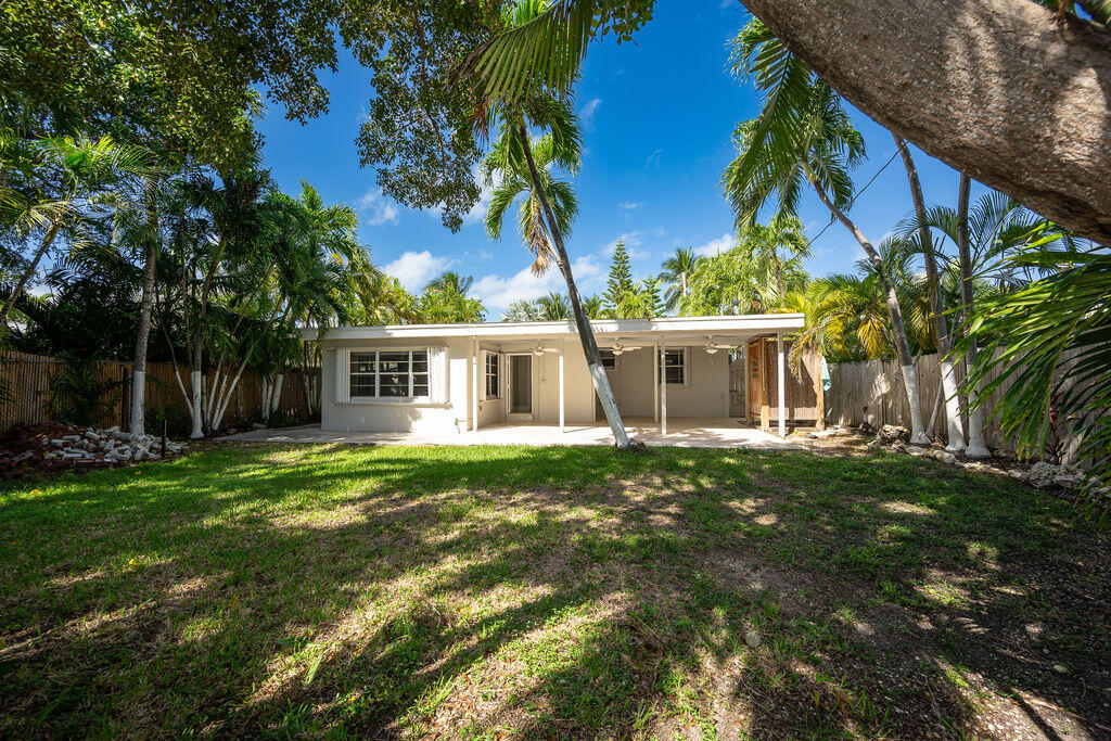 a view of a house with a back yard