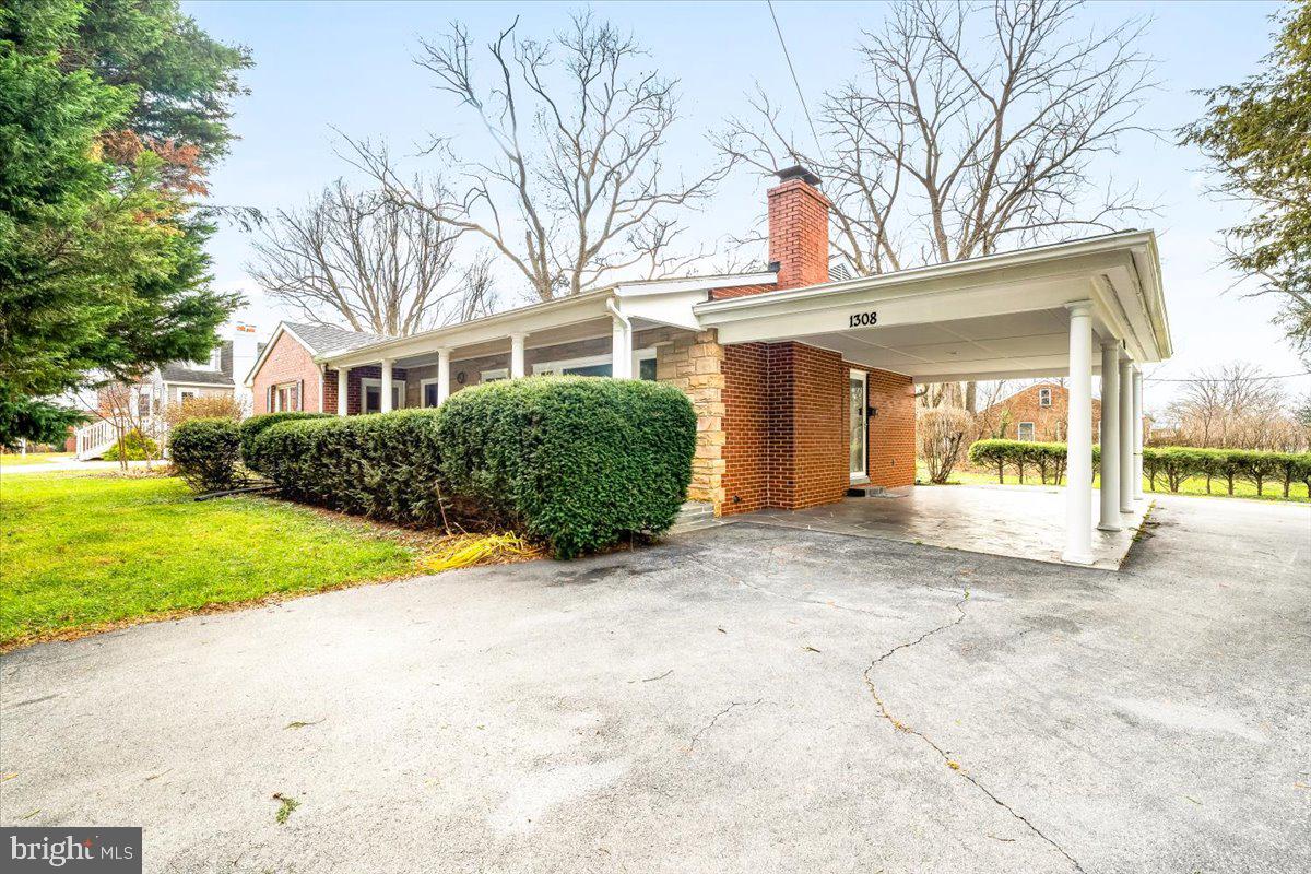 a view of a house with a yard and garage