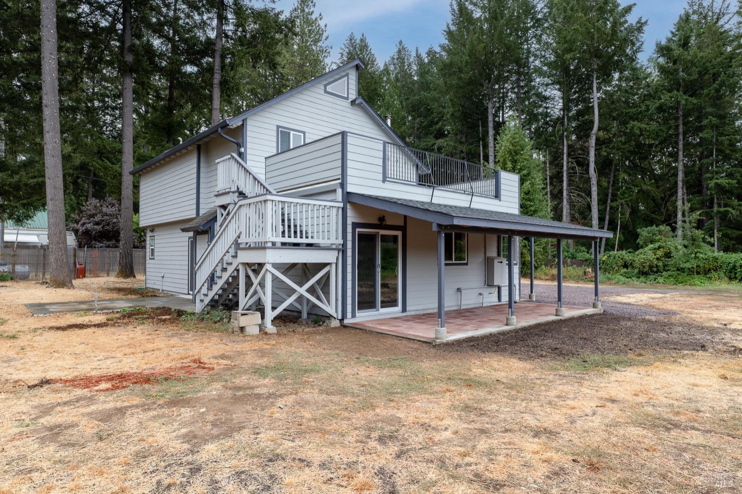 a view of a house with backyard